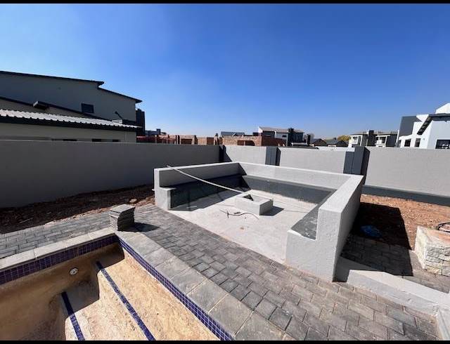 5 BEDROOM HOUSE FOR SALE IN SIX FOUNTAINS RESIDENTIAL ESTATE